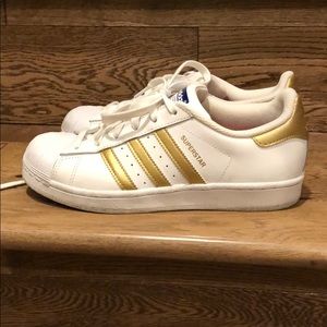 Like New! Wore 2x adidas superstar 👟👟